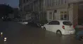 Beykoz'da kabus dolu anlar: Sağanak yağış araçları yuttu, evleri su bastı