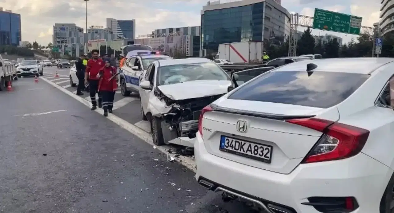 Bağcılar TEM Otoyolu'nda Kaza: 4 Yaralı