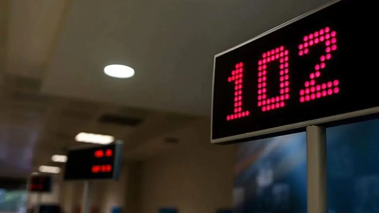 İran'ın En Büyük Özel Bankası Ayandeh Bank İflas Etti