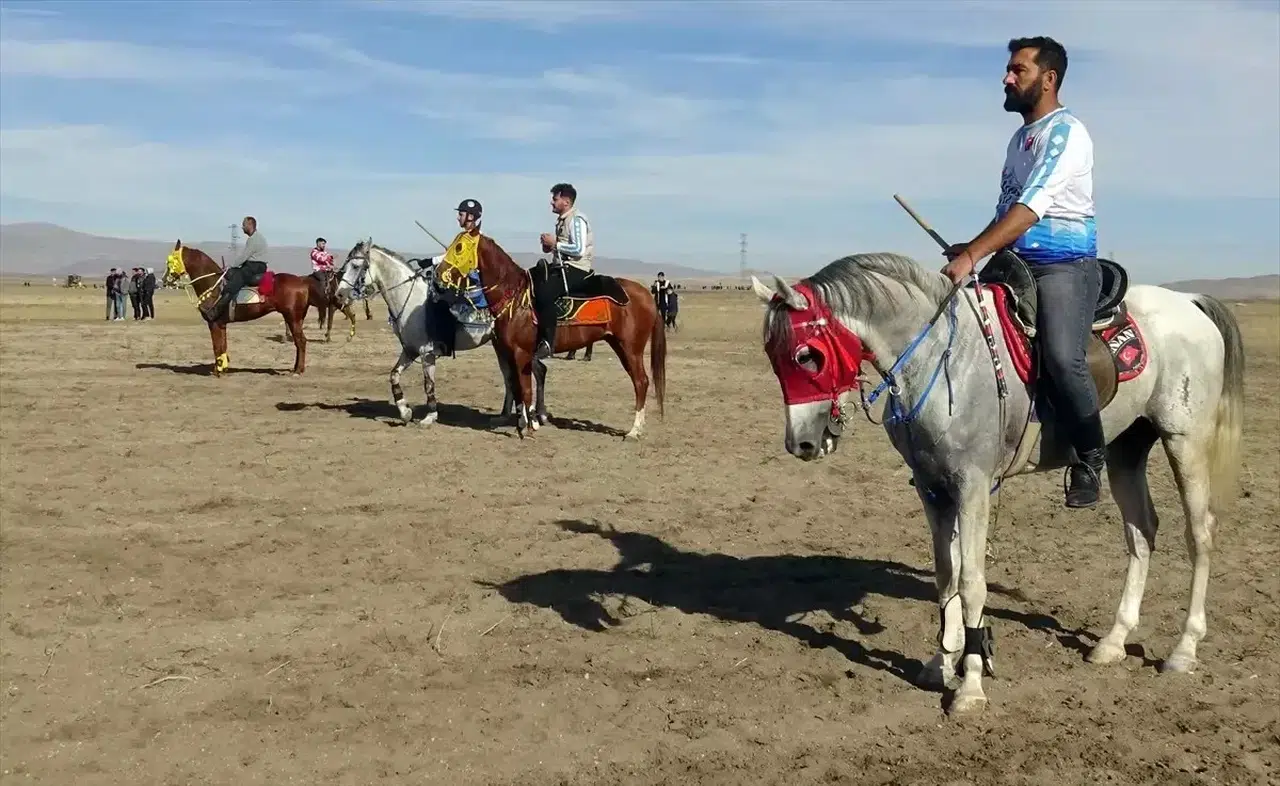 Kars'ta Geleneksel Atlı Spor Etkinlikleri Coşkuyla Gerçekleşti