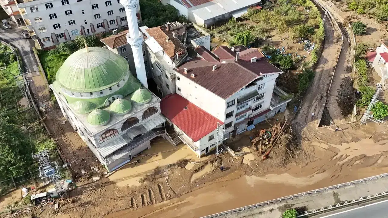 Yer Çekiminin Etkisiyle Oluşan Mikro Deprem Kümesi: Doğu Karadeniz'de Heyelan Riski Arttı