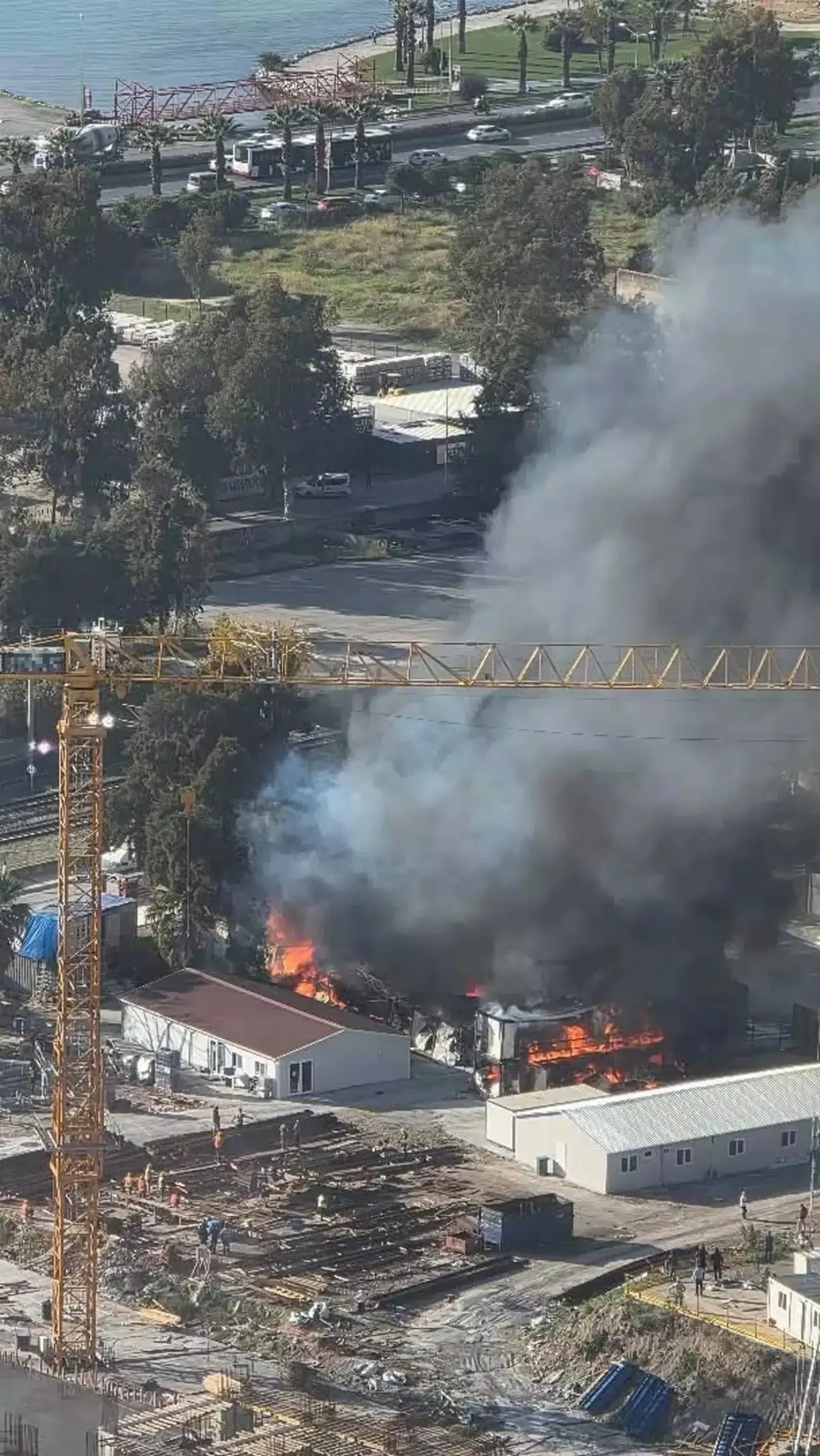 İzmir'de İnşaat Şantiyesinde Yangın Çıktı