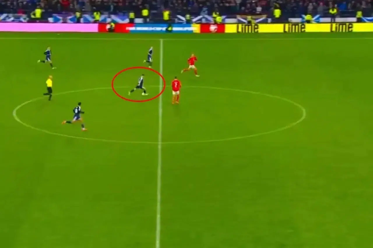 İskoçya'dan Tarihi Zafer! 90+9'da Orta Sahadan Attı, 28 Yıl Sonra Dünya Kupası'na Götürdü