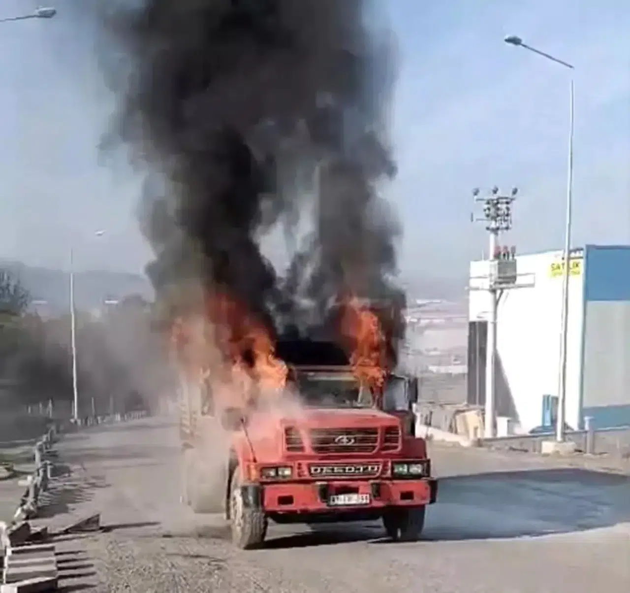 Düzce'de Yarım Saat Arayla İki Kamyon Yangını