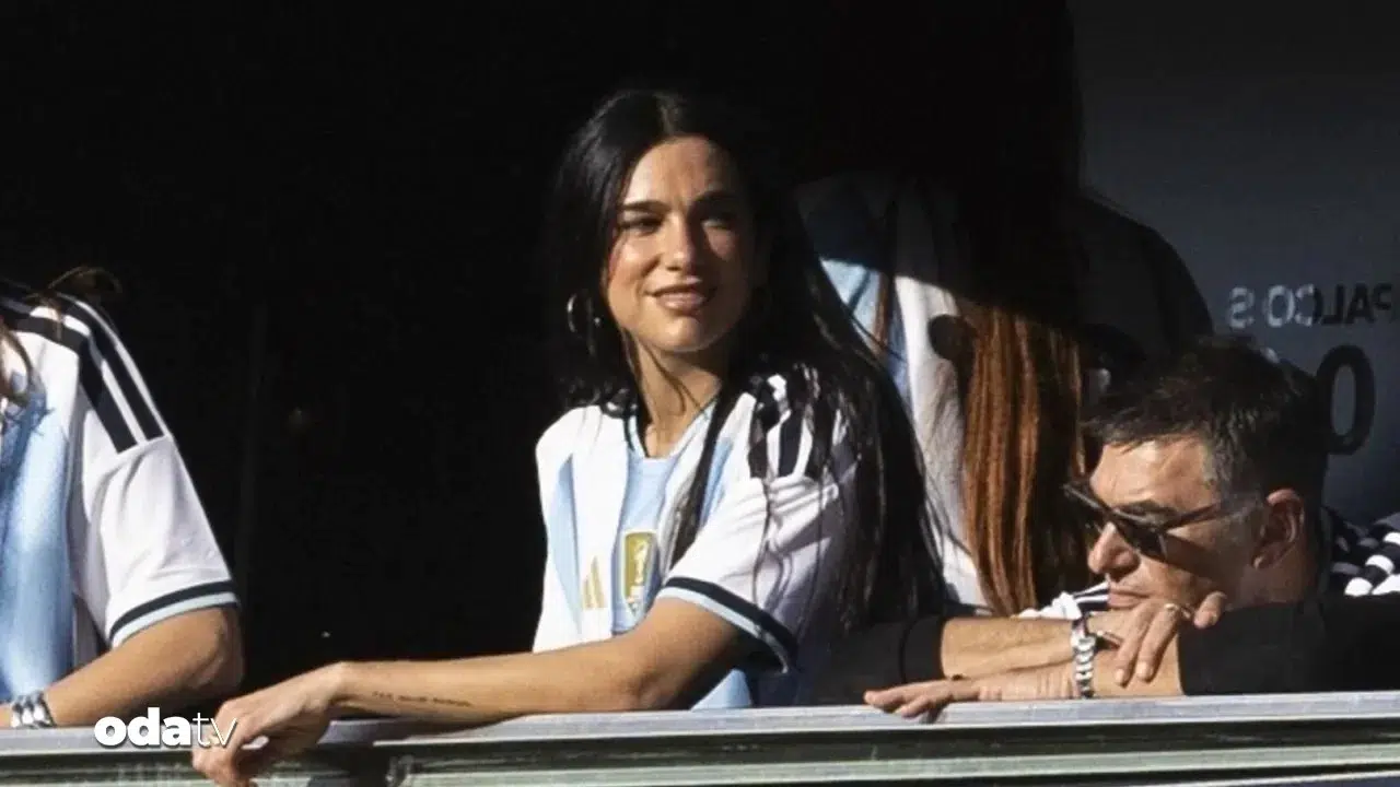 Şarkıcı Dua Lipa, Arjantin'de Futbol Maçı İzlerken Görüntülendi