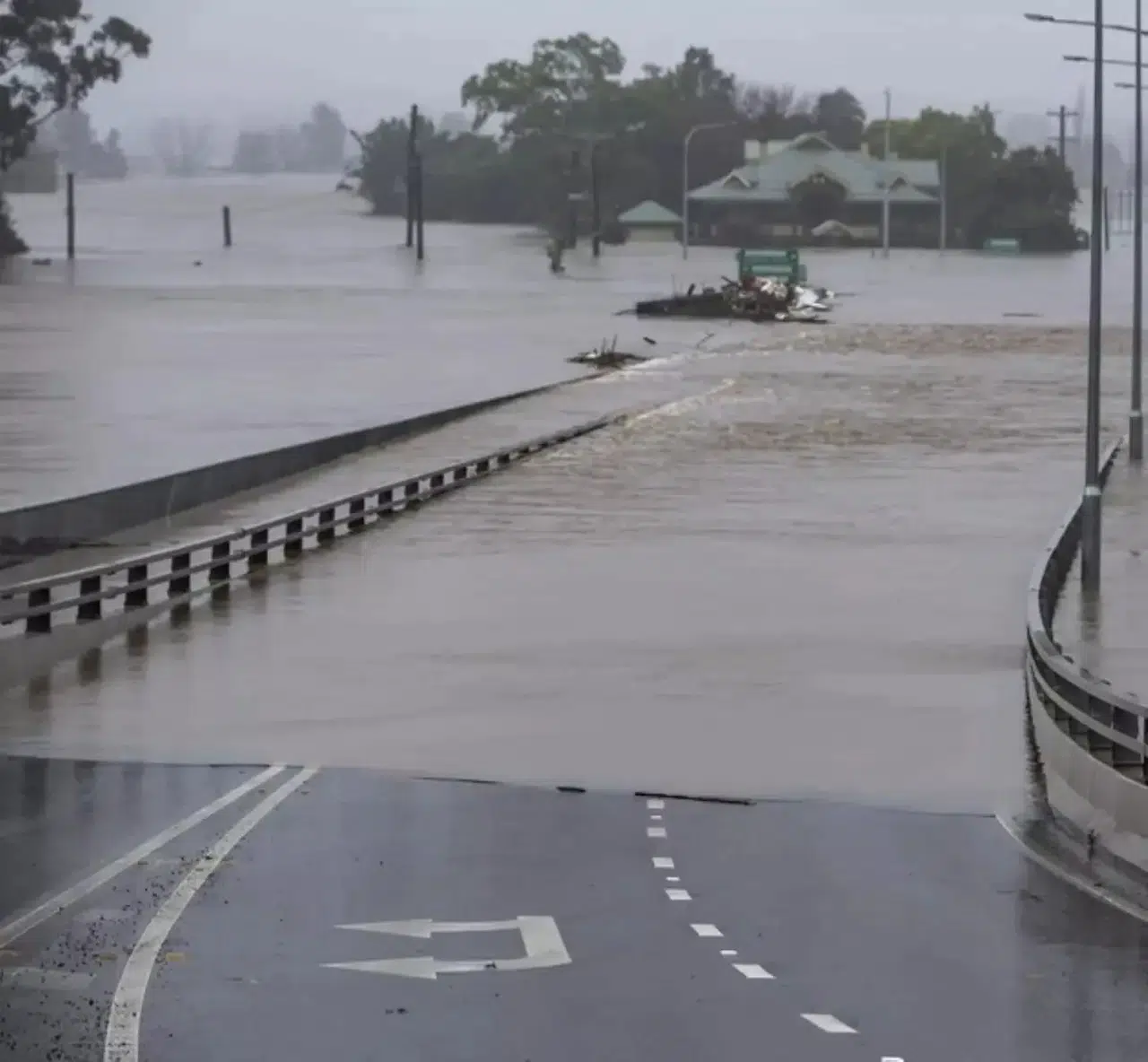 Fina Tropikal Siklonu Avustralya'nın Kuzeyini Vurdu