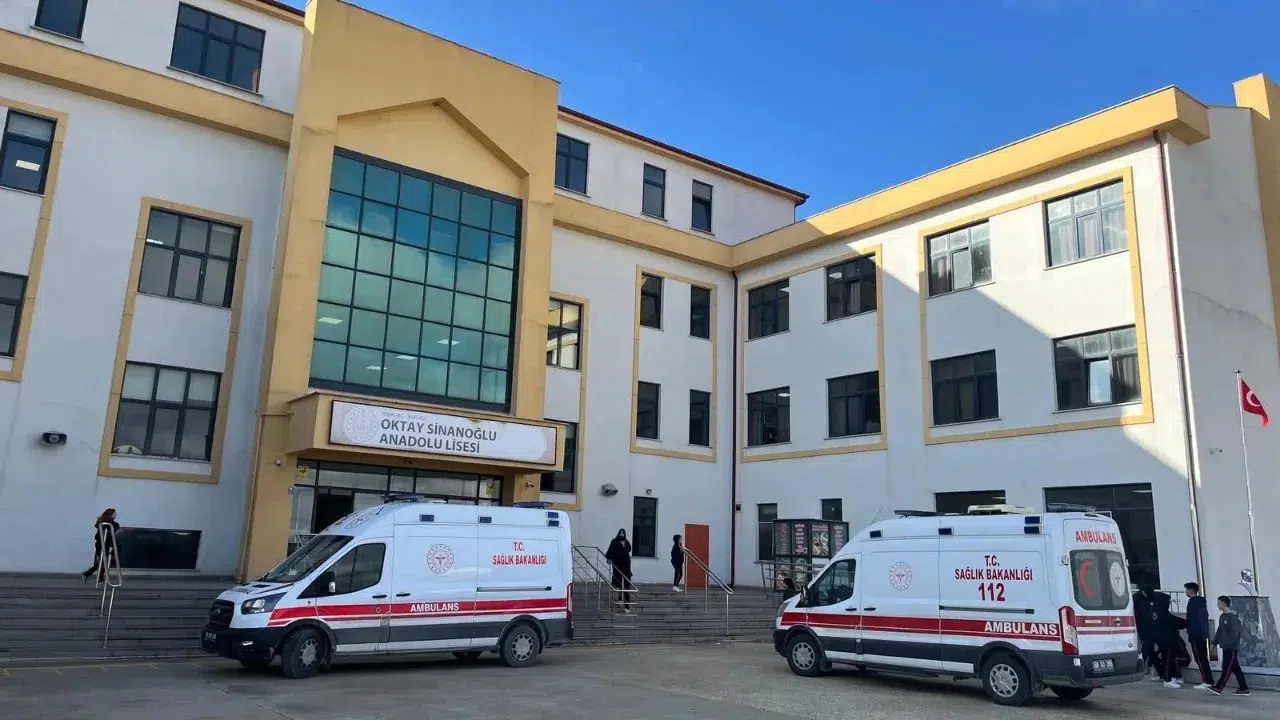 Tekirdağ'da Okulda Yemek Zehirlenmesi: 5 Öğrenci Hastaneye Kaldırıldı