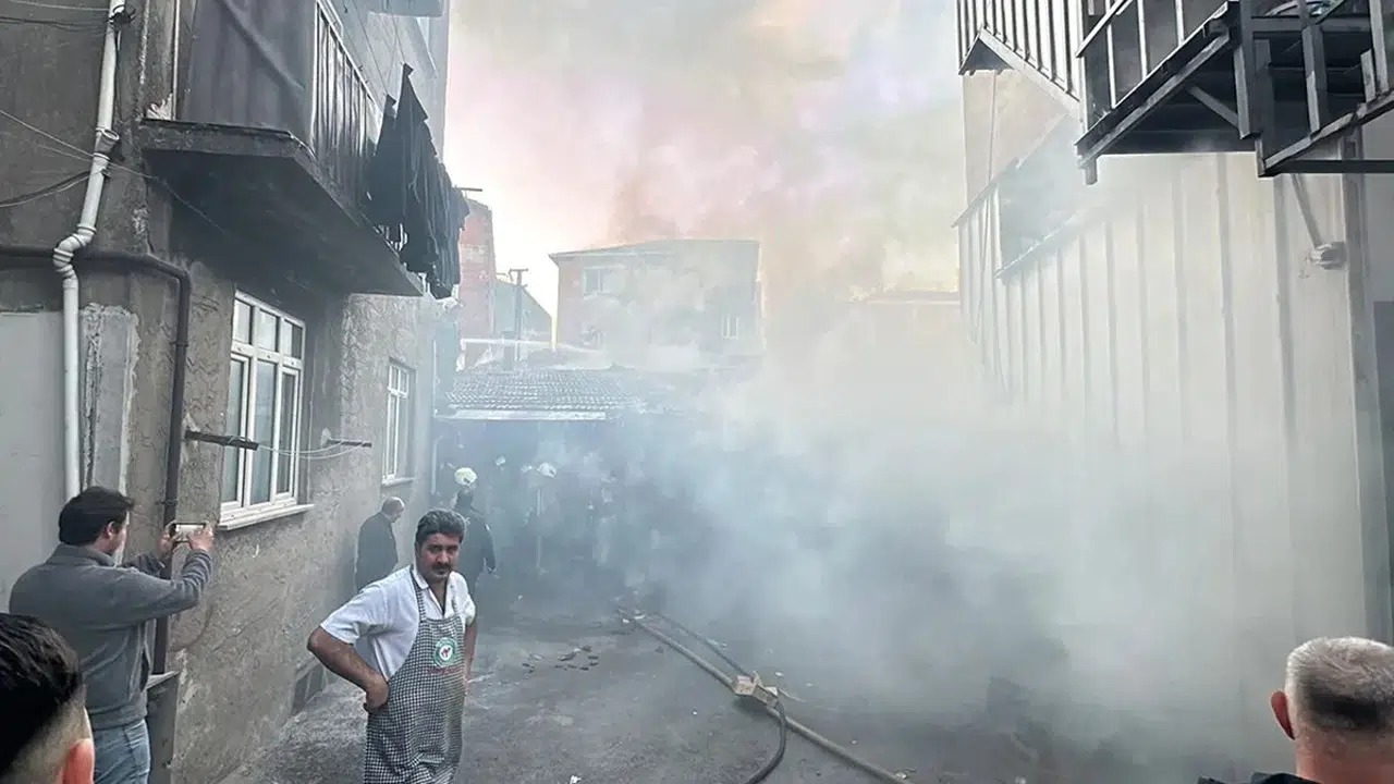 Ümraniye'de Depo Yangını: Bir İşçi Dumandan Etkilendi