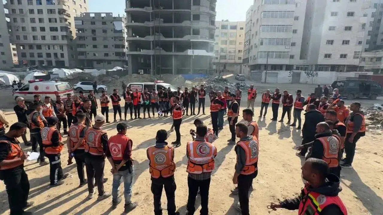 Gazze'de Sivil Savunma Ekipleri Hasarlı Binalarda Çalışmalarını Sürdürüyor