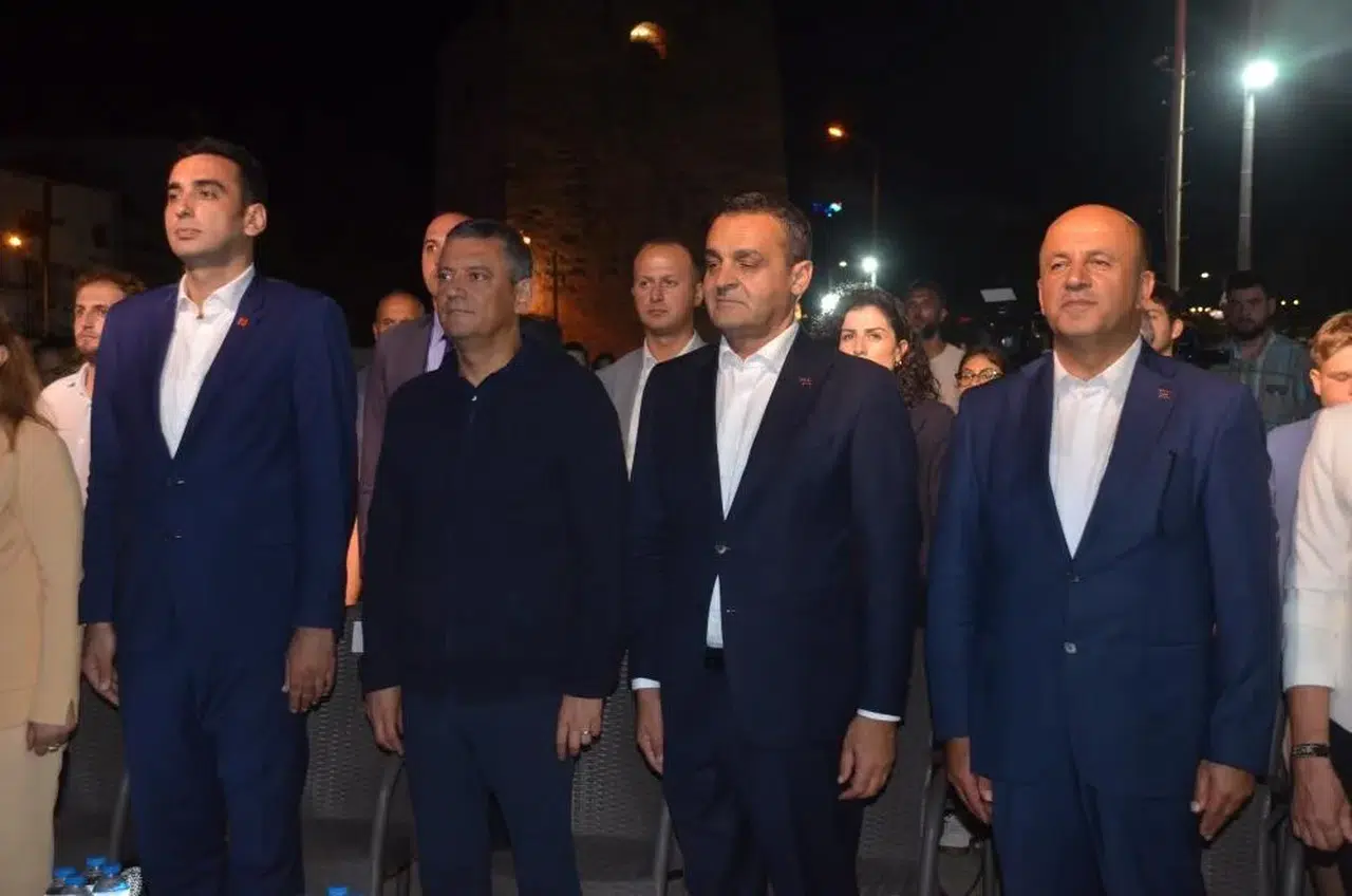 CHP Genel Başkanı Özgür Özel: "Turistlerin Başının Üstünden Roketler, Füzeler Geçiyor"