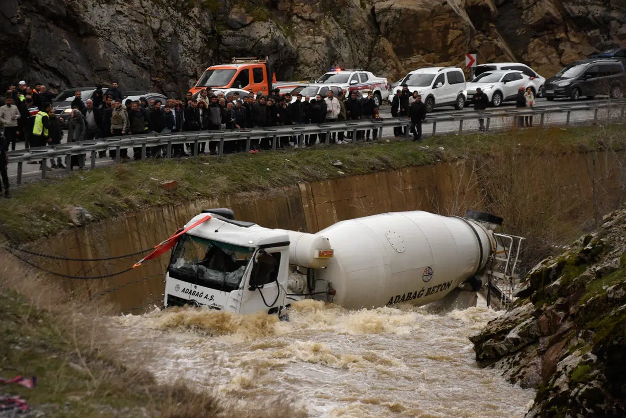 Bitlis'te acı son: Dereye uçan beton mikserinin şoföründen kahreden haber geldi