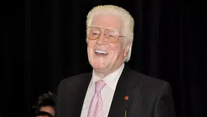 İzzet Günay Kimdir?