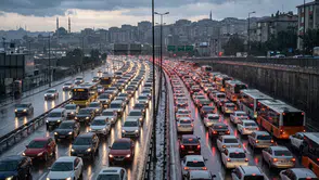İstanbul'da sağanak felç etti: Trafik yoğunluğu yüzde 90'a dayandı