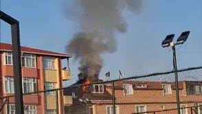 Sancaktepe'de korkutan çatı yangını: Tadilat sırasında alevler yükseldi