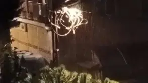 İstanbul'da gece boyunca süren sağanak: Ümraniye'de şimşekler gökyüzünü aydınlattı