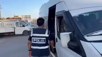 Hatay'da Takip Edilen Minibüste 7 Kaçak Göçmen Yakalandı, 1 Kişi Tutuklandı