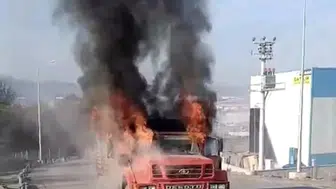 Düzce'de Yarım Saat Arayla İki Kamyon Yangını