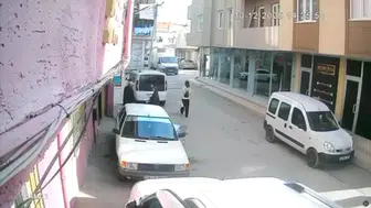 Bursa'da Ekmek Kamyonunun Açık Kapısı Genç Kıza Çarptı