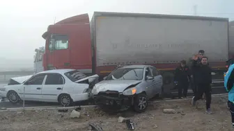 Aksaray'da Tır, Kırmızı Işıkta Duran Araçlara Çarptı