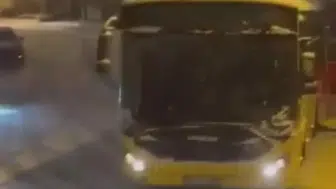 İstanbul'da Kar Yağışı Nedeniyle İETT Otobüsü Yokuştan Kaydı