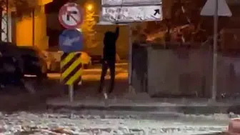 Karla Kaplanan Trafik Levhalarını Temizleyen 12 Yaşındaki Kadir Emin, Takdir Topladı