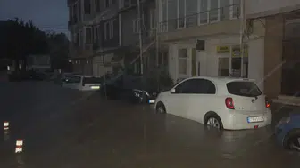 Beykoz'da kabus dolu anlar: Sağanak yağış araçları yuttu, evleri su bastı