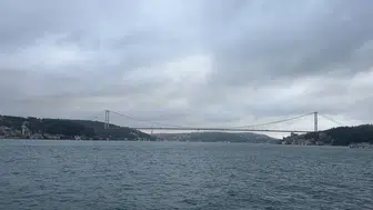 İstanbul Boğazı'nda kritik geçiş: Dron saldırısına uğrayan gemi için trafik durduruldu