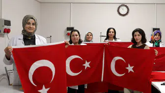 Gaziantep'te 29 Ekim mesaisi: Ellerinde ay yıldızlı bayraklar yükseliyor
