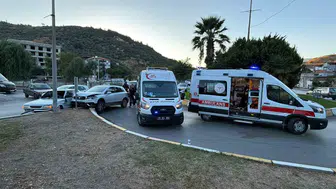 Söke'de korkutan kaza: İki araç çarpıştı, yaralılar var