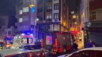 Esenler'de korku dolu anlar: 5 katlı binanın çatısı alevlere teslim oldu