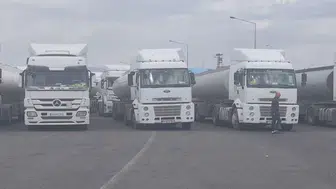 Habur'da nakliyecilerin isyanı: Bin lira ödeyip yol kenarında bekletiliyorlar