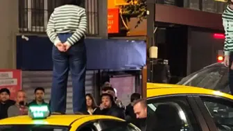 Şişli'de film sahnelerini aratmayan anlar: Taksinin tavanına çıktı