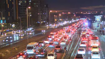 İstanbul trafiğinde kilitlenme: Mesai bitimiyle yollar felç oldu