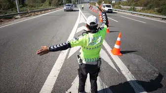 İstanbul'da pazar mesaisi: Koşu nedeniyle kritik yollar trafiğe kapatıldı