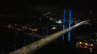 İstanbul'un gerdanlıkları Türk Dünyası Günü için ışıklandı