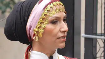 Gelin Evi yarışmasında Hasret Akbaşoğlu kimdir, nerelidir ve hangi özellikleriyle dikkat çekiyor?