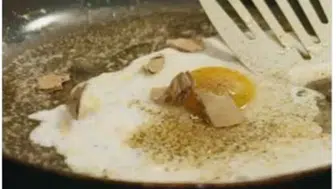 Karton Yeme Alışkanlığı Olan Adamın Şaşırtıcı Hikayesi Nedir?