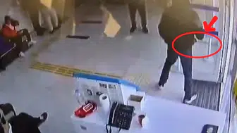 Mersin'de dehşet anları: Banka şubesine satırla daldı, güvenlik engeline takılınca kaçtı