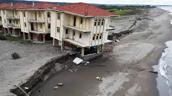 Deniz evleri yuttu: Karasu’da korku dolu bekleyiş