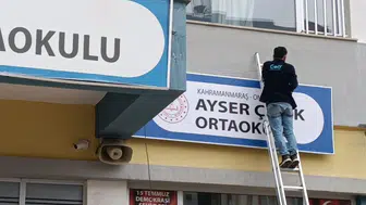 Acı dolu günlerin ardından yeni bir başlangıç: Ayser Çalık Ortaokulu tabelası yeni binasına taşındı