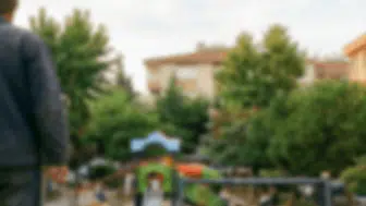 Parkta dehşet anları: 2 yaşındaki çocuğa bıçaklı saldırı