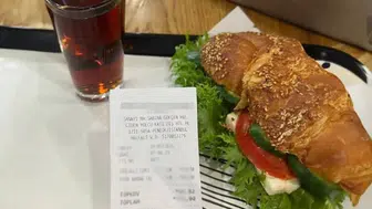 Havalimanında mola vermenin bedeli ağır oldu: Bir sandviç ve çaya servet ödedi