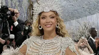 Met Gala sahnesindeki o detay herkesi şaşırttı: Sıla’nın kıyafeti dünya yıldızına ilham mı oldu?