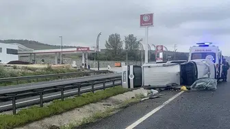 Eskişehir yolunda tehlike atlattılar: Yağışlı havada direksiyon hakimiyetini kaybetti