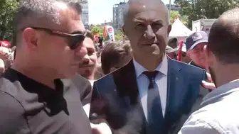 Bayramlaşma töreninde beklenmedik konuk: Başkan gelemedi, maketi meydan okudu