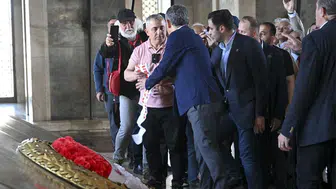 Anıtkabir’de bayram ziyareti: Çelenkteki unvan detayı gerginliğe yol açtı