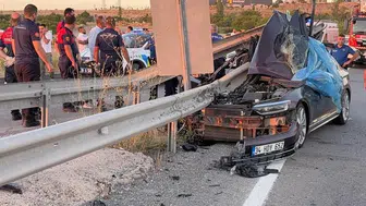 Düğün yolunda büyük acı: Konvoydaki otomobil bariyerlere saplandı