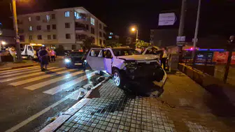 Bartın'da görev dönüşü kaza: Koruma polislerini taşıyan araç otomobille çarpıştı