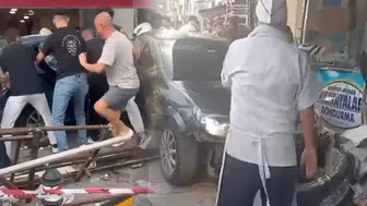 Beykoz'da korkunç anlar: Otomobil kaldırıma çıktı, yayaların arasına daldı