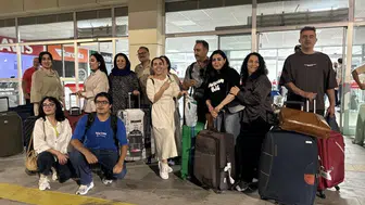 Tahran'dan Van'a ilk direkt uçuş: 80 İranlı turist çiçeklerle karşılandı